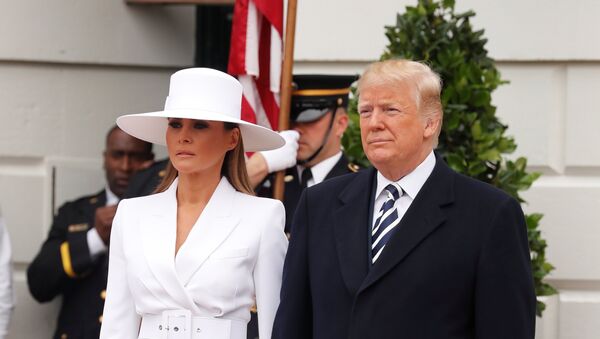 الرئيس الأمريكي دونالد ترامب مع زوجته ميلانيا ترامب في البيت الأبيض، الثلاثاء 23 نيسان/أبريل 2018 - سبوتنيك عربي
