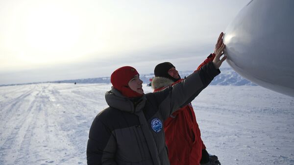 المشاركون في البعثة العلمية الـ 10 إلى القطب الشمالي تحت إشراف ماتفي شبارو - سبوتنيك عربي