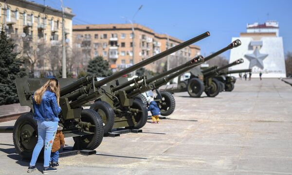 آليات عسكرية في محمية متحف معركة ستالينغراد و في الخلف نصب تذكاري النجم الذهبي - سبوتنيك عربي