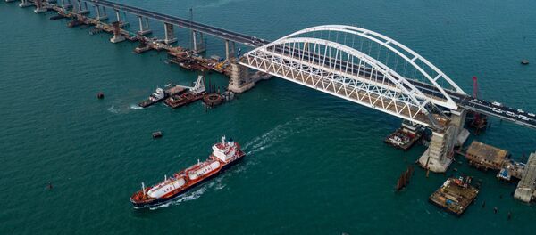 بقي شهر على افتتاح جسر القرم، مضيق كيرتش، روسيا - سبوتنيك عربي