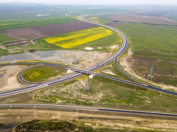 بقي شهر على افتتاح جسر القرم، مضيق كيرتش، روسيا - سبوتنيك عربي