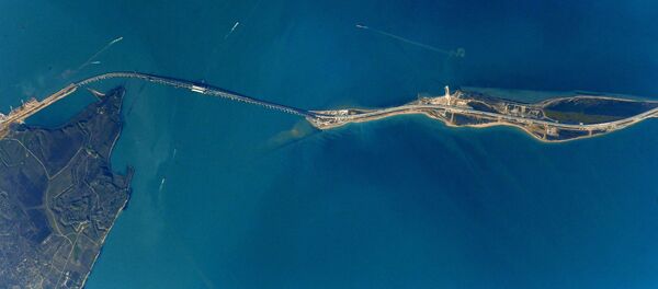 صورة لجسر القرم عبر مضيق كيرتش التقطها رائد فضاء الروسي أنطون شكابليروف من محطة الفضاء الدولية - سبوتنيك عربي