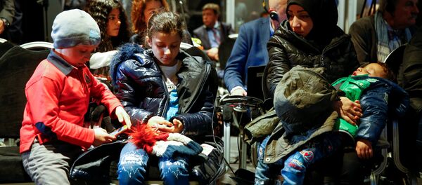 شهود مدنيين من دوما يحضرون إلى لاهاي شهود مدنيين من دوما يحضرون إلى لاهاي - سبوتنيك عربي