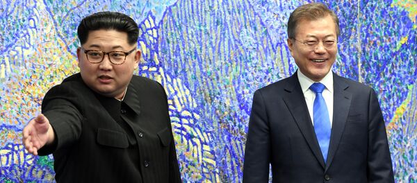 الزعيم الكوري الشمالي كيم جونغ أون وزعيم كوريا الجنوبية مون تشي إين، زيارة الزعيم الكوري الشمالي إلى كوريا الجنوبية، 27 أبريل/ نيسان 2018 - سبوتنيك عربي