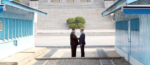 الزعيم الكوري الشمالي كيم جونغ أون وزعيم كوريا الجنوبية مون تشي إين، زيارة الزعيم الكوري الشمالي إلى كوريا الجنوبية، 27 أبريل/ نيسان 2018 الزعيم الكوري الشمالي كيم جونغ أون وزعيم كوريا الجنوبية مون تشي إين، زيارة الزعيم الكوري الشمالي إلى كوريا الجنوبية، 27 أبريل/ نيسان 2018 - سبوتنيك عربي