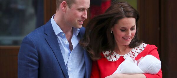 لحظة خروج دوقة كامبريدج كيت ميدلتون وزوجها نجل ولي عهد بريطانيا الأمير وليام بعد ولادة طفلهما الثالث في لندن، إنجلترا 23 نيسان/ أبريل 2018 - سبوتنيك عربي