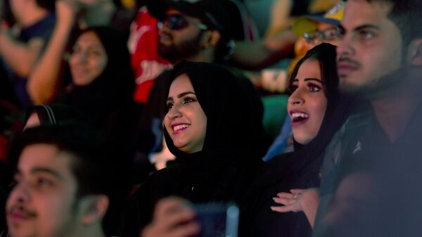 سعوديات أثناء متابعتهن لـ أعظم رويال رامبل للمصارعة الحرة في المملكة العربية السعودية في مدينة جدة، 27 نيسان/أبريل 2018 - سبوتنيك عربي