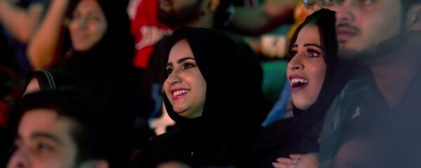 سعوديات أثناء متابعتهن لـ أعظم رويال رامبل للمصارعة الحرة في المملكة العربية السعودية في مدينة جدة، 27 نيسان/أبريل 2018 - سبوتنيك عربي