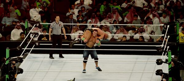 المصارعان الأمريكيان جون سينا وتريبل إتش في نزالهما في أعظم رويال رامبل في المملكة العربية السعودية، 27 نيسان/أبريل 2018 - سبوتنيك عربي