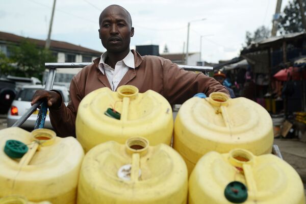 سامسون مولي (42 عاما) - بائع الماء في نيروبي 21 أبريل/ نيسان 2018 - سبوتنيك عربي