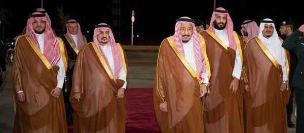 الملك سلمان مع ولي العهد الأمير محمد بن سلمان - سبوتنيك عربي