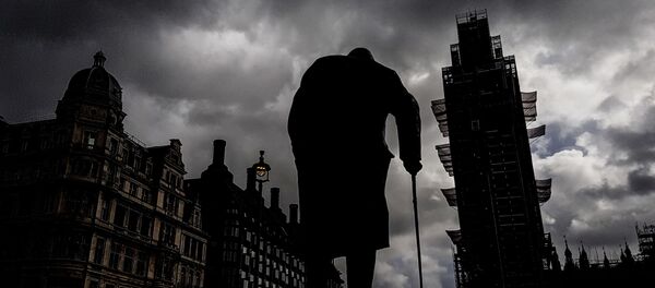  نصب تذكاري لرئيس الوزراء البريطاني الأسبق ونستون تشرشل على ساحة البرلمان على خلفية برج بيغ بين في لندن، إنجلترا - سبوتنيك عربي