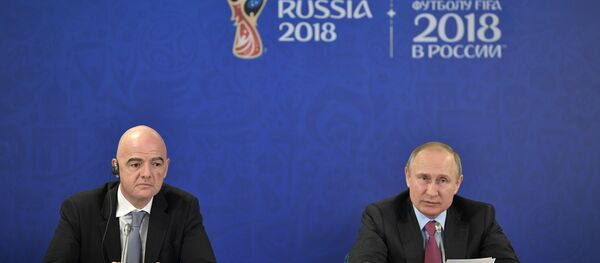 الرئيس الروسي فلاديمير بوتين و رئيس الاتحاد الدولي بكرة القدم جياني إنفانتينو - سبوتنيك عربي
