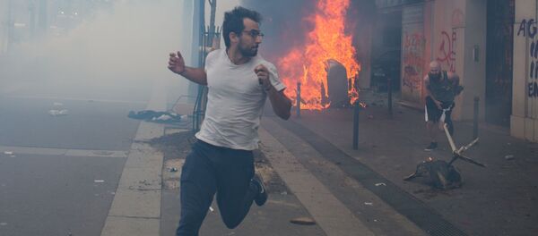 خلال أعمال الشغب التي نشأت خلال مظاهرة عيد العمال في باريس، فرنسا 1 مايو/ أيار 2018 - سبوتنيك عربي