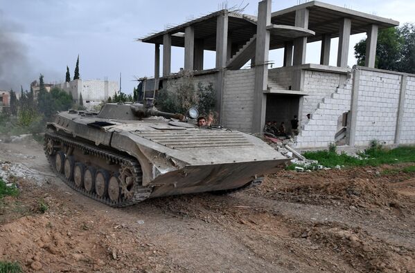 المعدات العسكرية على خط التماس للجيش العربي السوري مع تنظيم داعش (منظمة إرهابية محظورة في روسيا) بالقرب من مخيم اليرموك للاجئين الفلسطينيين في الضاحية الجنوبية لدمشق - سبوتنيك عربي