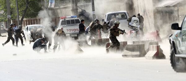 قوات الأمن تركض بعيدا من موقع عملية انتحارية في كابول، أفغانستان 30 أبريل/ نيسان 2018 قوات الأمن تركض بعيدا من موقع عملية انتحارية في كابول، أفغانستان 30 أبريل/ نيسان 2018 - سبوتنيك عربي