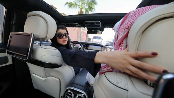 امرأة سعودية تتعلم كيفية قيادة السيارة في الرياض، السعودية 29 أبريل/ نيسان 2018 - سبوتنيك عربي