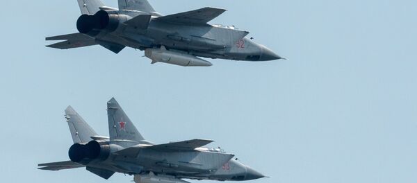 مقاتلة متعددة المهام ميغ-31كا مزودة بـكينجال تحلق فوق موسكو في بروفة عسكرية جوية بمناسبة عيد النصر - سبوتنيك عربي