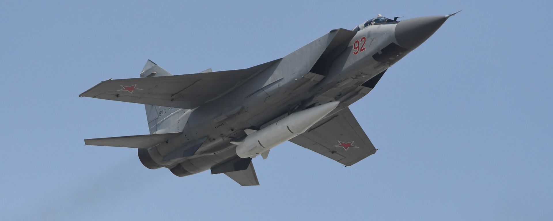 مقاتلة متعددة المهام ميغ-31كا مزودة بـكينجال تحلق فوق موسكو في بروفة عسكرية جوية بمناسبة عيد النصر - سبوتنيك عربي, 1920, 18.12.2023