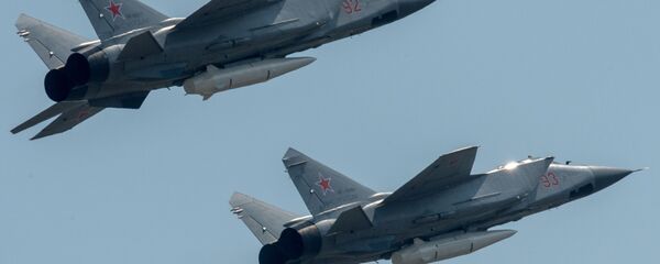 مقاتلة متعددة المهام ميغ-31كا مزودة بـكينجال تحلق فوق موسكو في بروفة عسكرية جوية بمناسبة عيد النصر - سبوتنيك عربي