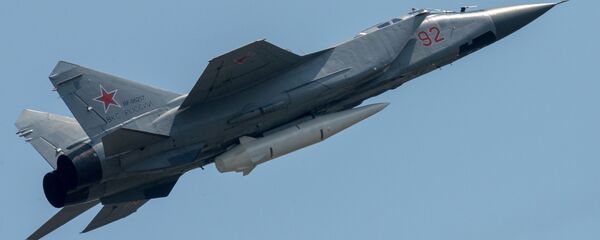 مقاتلة متعددة المهام ميغ-31كا مزودة بـكينجال تحلق فوق موسكو في بروفة عسكرية جوية بمناسبة عيد النصر - سبوتنيك عربي