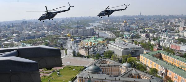 الجزء الجوي من العرض العسكري في موسكو بمناسبة عيد النصر - مي-8 - سبوتنيك عربي