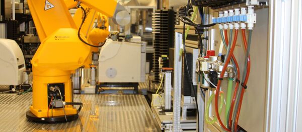 A high-throughput screening robot in NCATS’ laboratories - سبوتنيك عربي