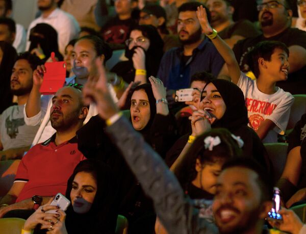 نساء سعوديات مشجعات في مهرجان أعظم رويال رامبل الذي أقيم في المملكة العربية السعودية، 27 نيسان/أبريل 2018 نساء سعوديات مشجعات في مهرجان أعظم رويال رامبل الذي أقيم في المملكة العربية السعودية، 27 نيسان/أبريل 2018 - سبوتنيك عربي