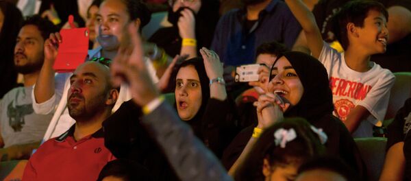 نساء سعوديات مشجعات في مهرجان أعظم رويال رامبل الذي أقيم في المملكة العربية السعودية، 27 نيسان/أبريل 2018 - سبوتنيك عربي