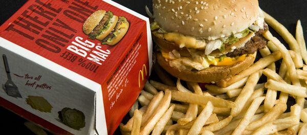 Биг Мак и картошка фри из сети ресторанов быстрого питания MсDonald's - سبوتنيك عربي