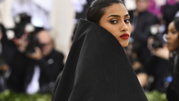 مصمم أزياء إيمان همام (هولندية من أصل مصري مغربي) في حفل 2018 Met Gala في نيويورك، 7 مايو/ أيار 2018 مصمم أزياء إيمان همام (هولندية من أصل مصري مغربي) في حفل 2018 Met Gala في نيويورك، 7 مايو/ أيار 2018 - سبوتنيك عربي
