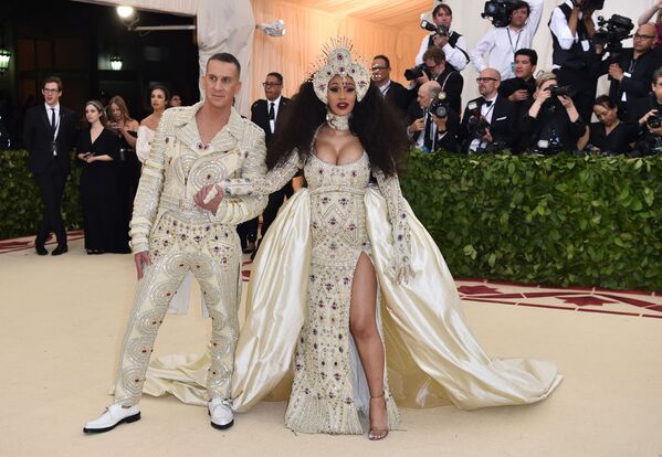 مصمم أزياء جيري سكون والمغنية كاردي بي في حفل 2018 Met Gala في نيويورك، 7 مايو/ أيار 2018 - سبوتنيك عربي