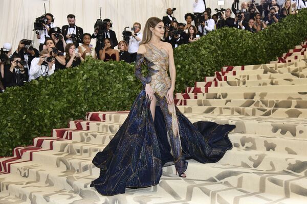 عارضة أزياء جيجي حديد في حفل 2018 Met Gala في نيويورك، 7 مايو/ أيار 2018 - سبوتنيك عربي
