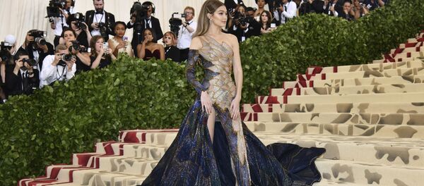 عارضة أزياء جيجي حديد في حفل 2018 Met Gala في نيويورك، 7 مايو/ أيار 2018 عارضة أزياء جيجي حديد في حفل 2018 Met Gala في نيويورك، 7 مايو/ أيار 2018 - سبوتنيك عربي