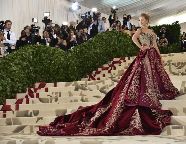الممثلة بليك ليفلي في حفل 2018 Met Gala في نيويورك، 7 مايو/ أيار 2018 - سبوتنيك عربي