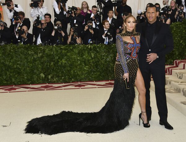 المغنية جينفر لوبيز تصل برفقة لاعب البيسبول أليكس رودريغيز إلى حفل 2018 Met Gala في نيويورك، 7 مايو/ أيار 2018 - سبوتنيك عربي