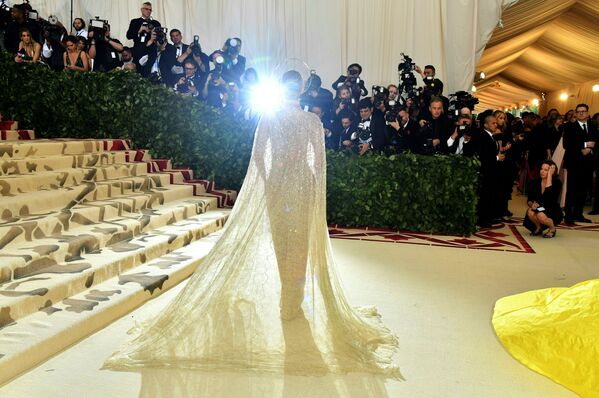 عارضة أزياء روزي هانتينغتون-وايتلي تصل إلى حقل 2018 Met Gala في نيويورك، 7 مايو/ أيار 2018 - سبوتنيك عربي