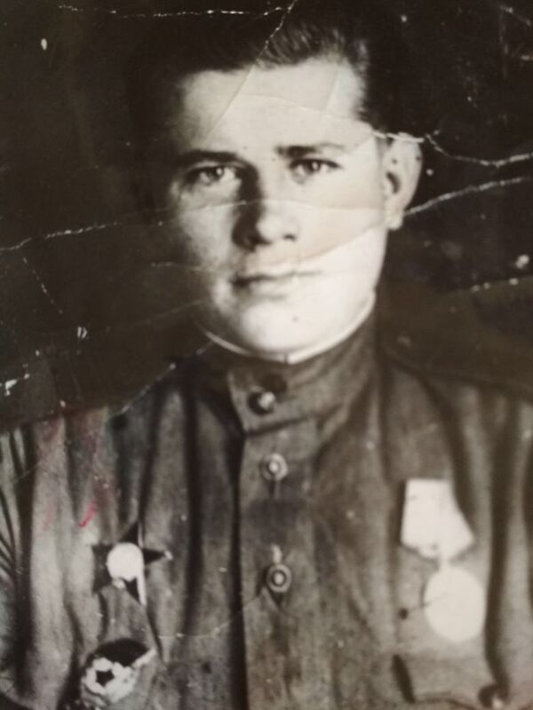 دميتري شيلوف والد أولغا وقائد قسم الاتصالات في فرقة الإنزال السادسة - سبوتنيك عربي