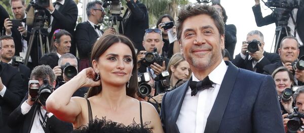 الممثلة الإسبانية بينيلوبي كروز وزوجها خافيير بارديم في حفل افتتاح النسخة الـ 71 من مهرجان كان السينمائي الدولي، 8 مايو/أيار 2018 - سبوتنيك عربي