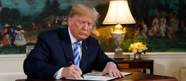 الرئيس الأمريكي دونالد ترامب يوقع إعلانا يعلن فيه عن نيته الانسحاب من الاتفاقية النووية الإيرانية في البيت الأبيض في واشنطن, 8 مايو/أيار 2018 الرئيس الأمريكي دونالد ترامب يوقع إعلانا يعلن فيه عن نيته الانسحاب من الاتفاقية النووية الإيرانية في البيت الأبيض في واشنطن, 8 مايو/أيار 2018 - سبوتنيك عربي