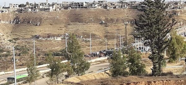 الحافلات تنقل القسم الأول من مسلحي ريف حمص وسط اجراءات مشددة - سبوتنيك عربي