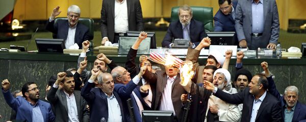 البرلمان الإيراني يحرق أوراق عليها علم الولايات المتحدة بعد خروج دونالد ترامب من صفقة الاتفاق النووي مع إيران، 9 مايو/ أيار 2018 - سبوتنيك عربي