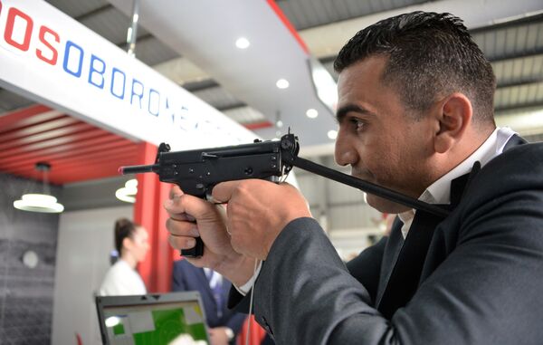 معرض قوات العمليات الخاصة سوفكس 2018 في القاعدة الجوية ماركا في الأردن - أحد زوار المعرض يجرب جهاز لمحاكاة البندقية الإلكترونية SCATT WM9 في جناح الشركة الروسية  روس أوبورون إكسبرت  - سبوتنيك عربي