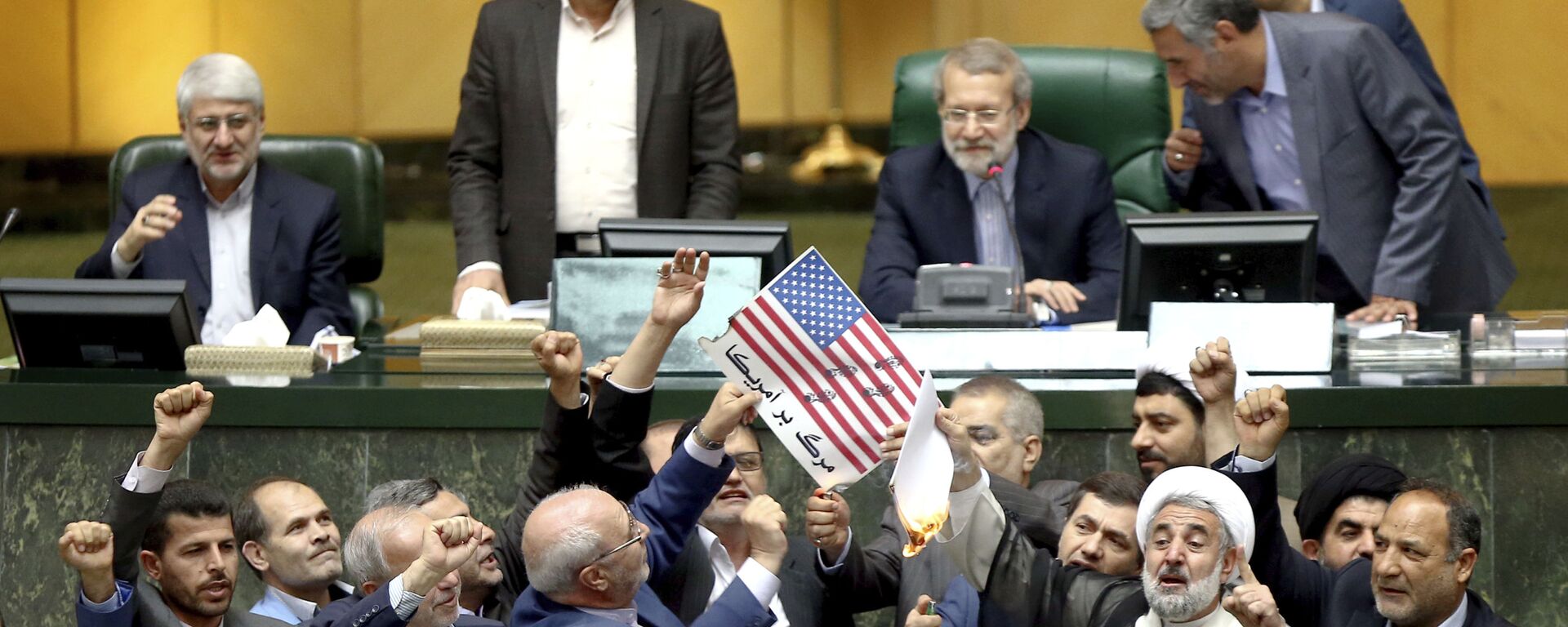  البرلمان الإيراني يحرق أوراق عليها علم الولايات المتحدة بعد خروج دونالد ترامب من صفقة الاتفاق النووي مع إيران، 9 مايو/ أيار 2018 - سبوتنيك عربي, 1920, 02.04.2021