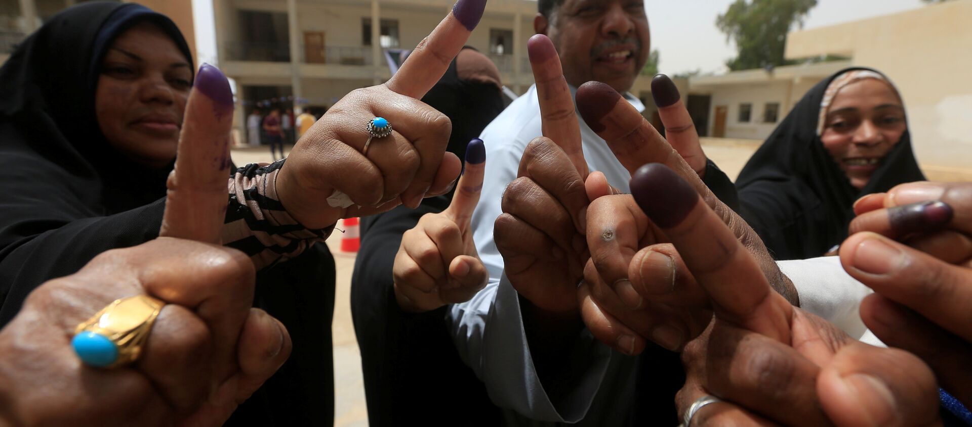 العراق.. مواطنون يدلون بأصواتهم في الانتخابات البرلمانية العراقية بمدينة النجف - سبوتنيك عربي, 1920, 25.08.2021