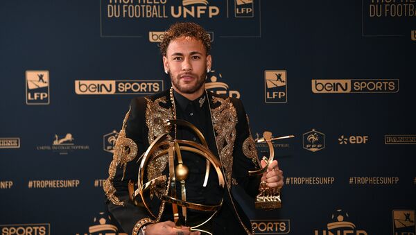نيمار يستلم جائزة أفضل لاعب في الدوري الفرنسي - سبوتنيك عربي