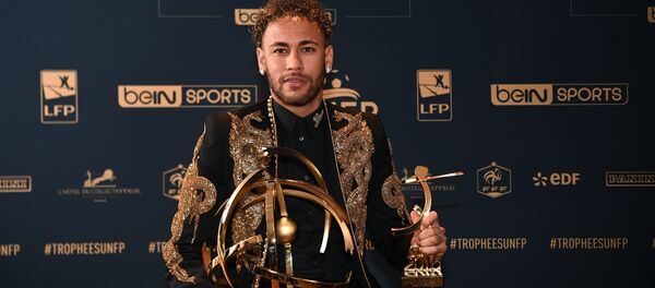 نيمار يستلم جائزة أفضل لاعب في الدوري الفرنسي - سبوتنيك عربي