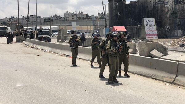 اشتباكات حاجز قلنديا، رام الله، الضفة الغربية، فلسطين 14 مايو/ أيار 2018 - سبوتنيك عربي