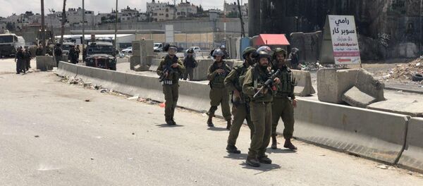 اشتباكات حاجز قلنديا، رام الله، الضفة الغربية، فلسطين 14 مايو/ أيار 2018 اشتباكات حاجز قلنديا، رام الله، الضفة الغربية، فلسطين 14 مايو/ أيار 2018 - سبوتنيك عربي