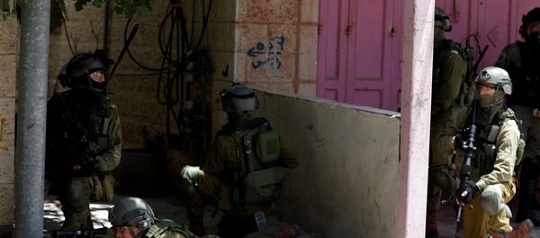 جنود إسرائليون يقنصون المتظاهرين الفلسطينيين عند حاجز قلنديا، جنوب رام الله، خلال احتجاجات ضد نقل السفارة الأمريكية إلى القدس عشية الذكرى الـ 70 لـ النكبة، الضفة الغربية، فلسطين 14 مايو/ أيار 2018 - سبوتنيك عربي